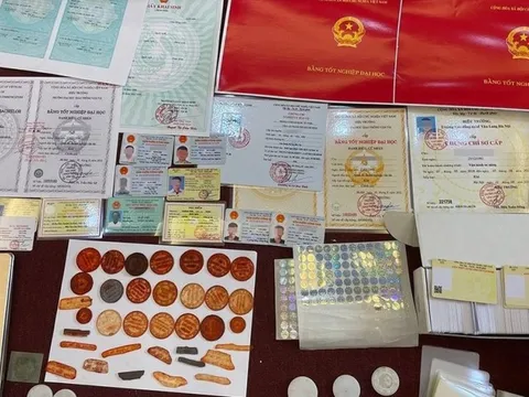Triệt phá đường dây làm giả hộ chiếu, bằng lái xe, sổ đỏ