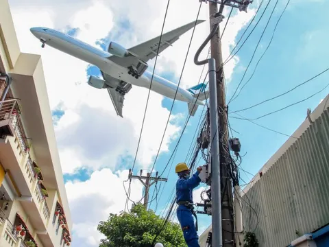 Cuộc sống dưới cánh 'chim sắt khổng lồ' tại TP.HCM