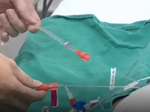 Đi chăm người nhà nằm viện, người đàn ông đột ngột ngừng tuần hoàn