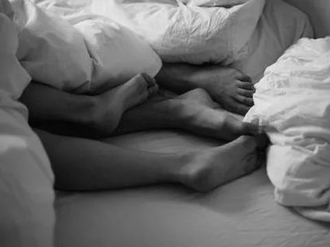 Sau tình một đêm, anh chàng dương tính cùng lúc HIV, Covid-19, đậu mùa khỉ