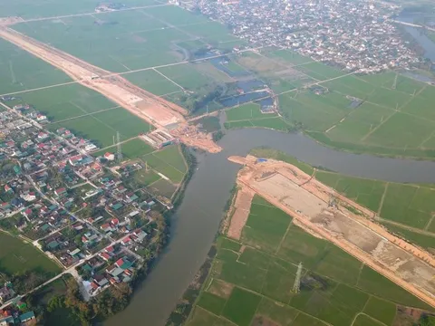 Nhộn nhịp đại công trường đào hầm xuyên núi Thần Vũ để làm cao tốc Bắc - Nam