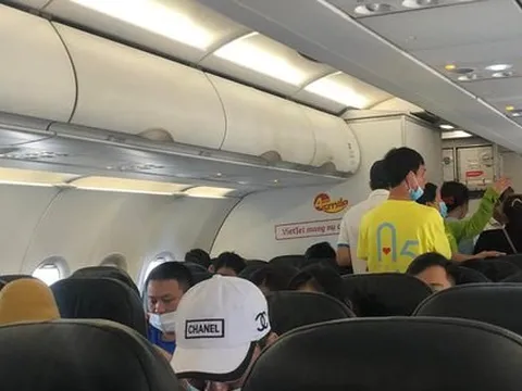 Máy bay bay 5 vòng không thể hạ cánh xuống TP HCM, phải quay đầu ra Cam Ranh