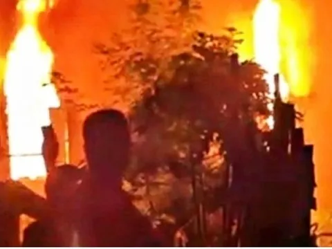 Kho chứa hàng cháy lớn trong đêm ở Quảng Nam