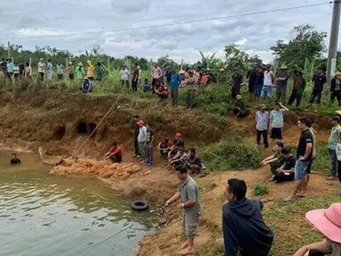 Phát hiện hai cháu bé sinh đôi đuối nước dưới hồ