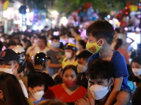 Hà Nội: Phố Hàng Mã chật kín người đổ về vui chơi trước Trung thu, trẻ em được người lớn kiệu ''rước đèn ông sao"