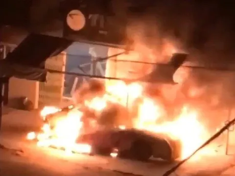 Clip chiếc xe ô tô gần 1 tỷ đồng bốc cháy khi đang đỗ trên vỉa hè