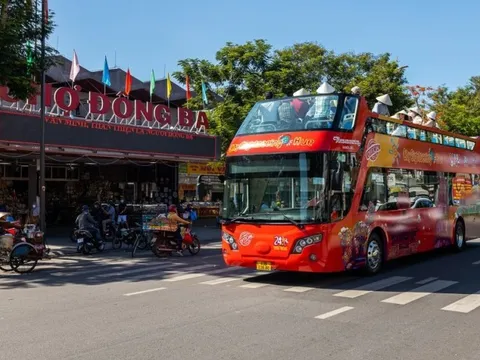 Xe buýt mui trần hoạt động như thế nào vào mùa mưa kéo dài ở Huế?