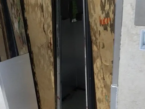 9 người kẹt trong thang máy ở TP HCM, có người kiệt sức