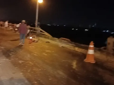 Xe container húc đổ lan can cầu Thanh Trì, lao xuống sông Hồng lúc rạng sáng