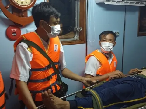 Tàu Hải quân 416 đưa ngư dân Quảng Ngãi về đảo Phú Quý cấp cứu