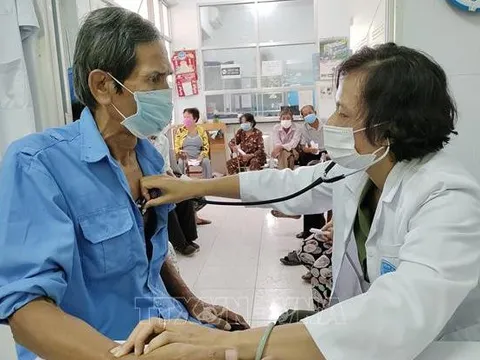 Bệnh viện 30-4 (Bộ Công an) khám bệnh, cấp phát thuốc miễn phí cho người dân Bến Tre