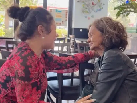 Hậu ồn ào, danh hài Thúy Nga xúc động khi gặp lại ca sĩ Kim Ngân ở Mỹ