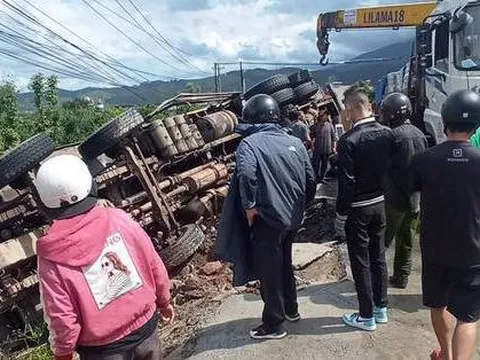 Xe tải đổ đèo mất lái, lật đè 2 người đi xe máy tử vong tại chỗ