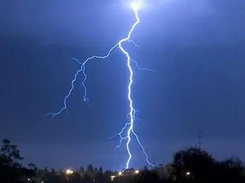 Sét đánh trúng 2 người đi xe máy khiến 1 người tử vong