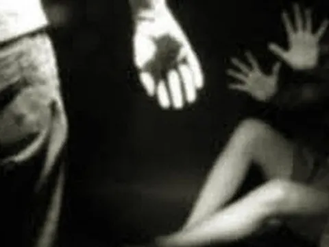 Điều tra nam thanh niên dí dao vào cổ bé gái để làm chuyện đồi bại