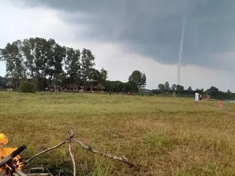 Đồng Nai: Vòi rồng xuất hiện trên hồ Trị An