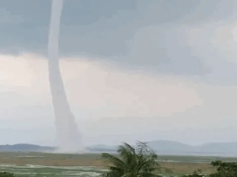 CLIP: Xuất hiện vòi rồng thẳng đứng trên lòng hồ Trị An