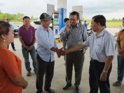 Chủ tịch tỉnh Sóc Trăng đi kiểm tra các cây xăng