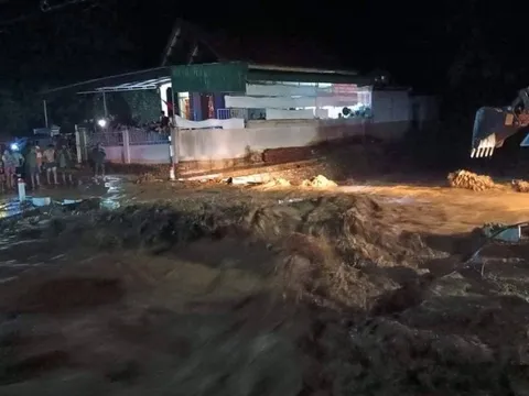 Mưa lớn, lũ về trong đêm ở huyện miền núi ở Nghệ An