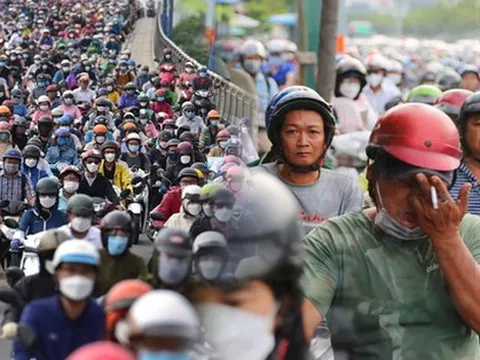 Ảnh: Người dân Hà Nội và TP.HCM mệt mỏi vì tắc đường trong ngày đầu tiên đi làm sau kỳ nghỉ lễ và đưa con đến trường khai giảng