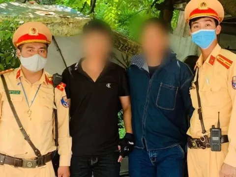 Hà Nội: CSGT cứu thanh niên định nhảy cầu Chương Dương tự tử