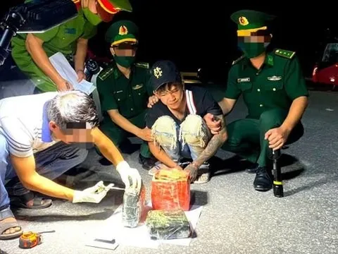 Nam thanh niên đi xe máy chở 2kg ma túy đá bất ngờ bị bắt quả tang