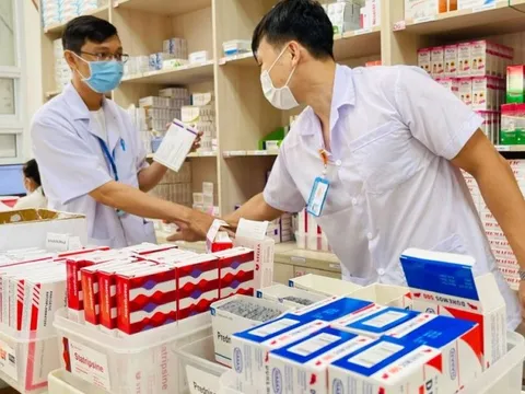 Thủ tướng yêu cầu bảo đảm thuốc, thiết bị y tế phục vụ khám chữa bệnh