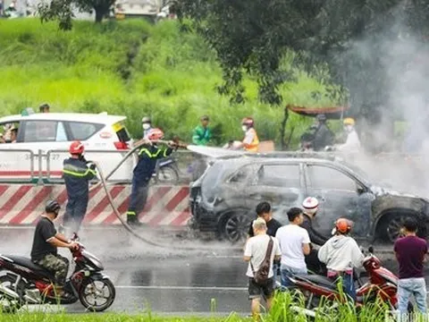 Hiện trường ô tô con cháy trơ khung khi lưu thông trên Quốc lộ 1A