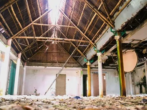 Nhiều nhà hàng lớn bỏ hoang trong mùa cao điểm du lịch ở Đà Nẵng