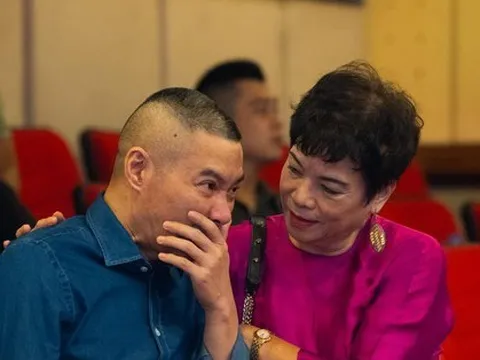 NSND Công Lý bật khóc khi gặp lại đồng nghiệp trong ngày giỗ tổ nghề sân khấu