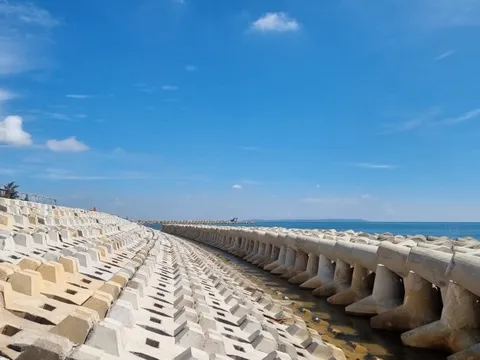 Quảng Ngãi đẩy nhanh tiến độ các dự án chống sạt lở ven biển trước mùa mưa bão