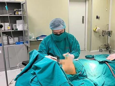 Phẫu thuật ngực ở spa, hai phụ nữ trẻ phải đi viện vì hoại tử, nhiễm trùng