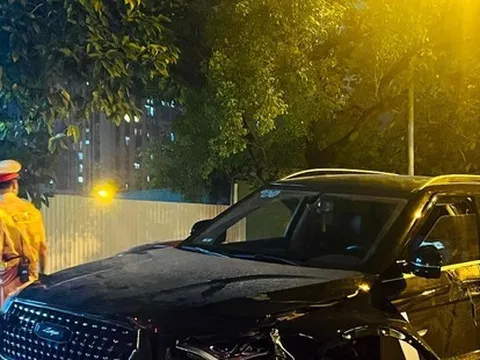 Tài xế ô tô nghi say xỉn, gây tai nạn liên hoàn trên đường phố Hà Nội