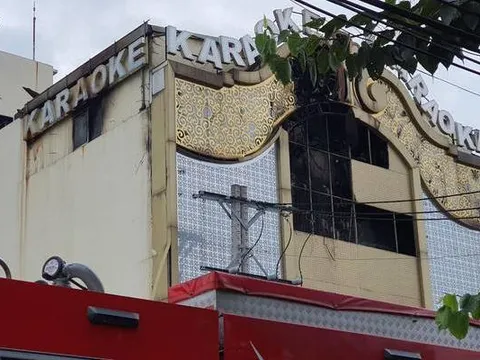 Vụ cháy quán karaoke ở Bình Dương: Cán bộ, chiến sĩ PCCC đội mưa tìm kiếm nạn nhân mắc kẹt