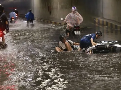 Hầm chui trăm tỷ ở Đà Nẵng lại ngập nước sau mưa, nhiều người bị ngã xe