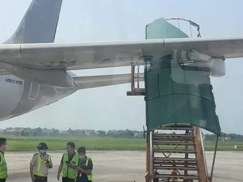 Xe thang va chạm với cánh máy bay tại sân bay Nội Bài