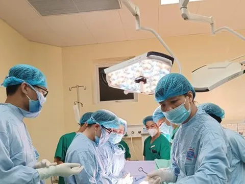 Người mẹ ung thư quyết sinh con và 'cuộc chiến khốc liệt' trên bàn mổ giành sự sống