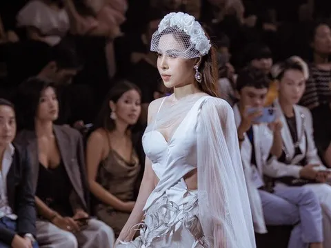 Hoa hậu Hoàng Dung làm vedette cho show của NTK Trần Hùng tại London Fashion Week 2023