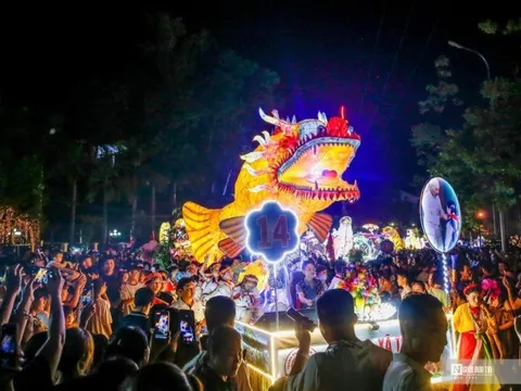 Tuyên Quang: Biển người xuống phố rước đèn Trung thu khổng lồ