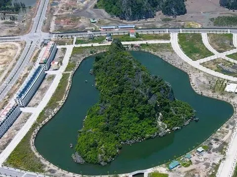 Cận cảnh 'hòn non bộ lớn nhất Việt Nam' ở Quảng Ninh