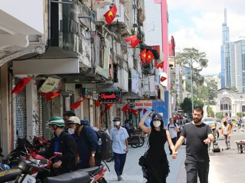 Đường phố TPHCM rực rỡ cờ hoa chào mừng 'Tết độc lập'