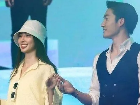 Phản ứng của Đình Tú khi cầm tay Hoa hậu Thùy Tiên