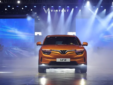 VinFast VF 8 chính thức bàn giao ở Việt Nam, 5.000 xe sang Mỹ, Canada và châu Âu sẵn sàng