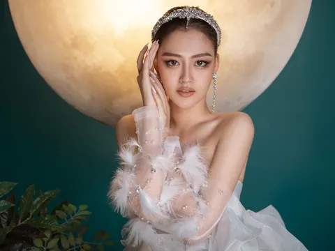 Á hậu Đặng Thanh Ngân tuổi 23: Tôi ăn uống lành mạnh và tập Yoga