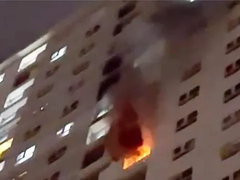 TPHCM: Căn hộ chung cư ở quận 8 bốc cháy, cư dân hoảng hốt tháo chạy