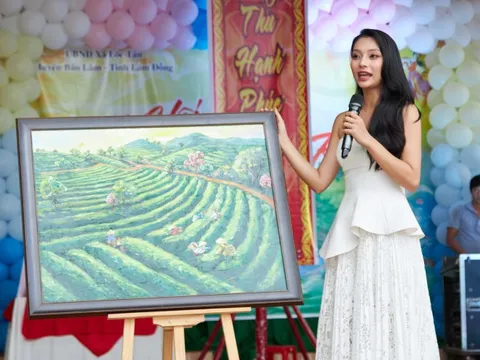 Người đẹp Lâm Thu Hồng tặng 10 suất học bổng cho học sinh nghèo học giỏi