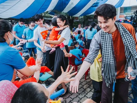 MC Vũ Mạnh Cường xúc động khi đến thăm các bệnh nhi