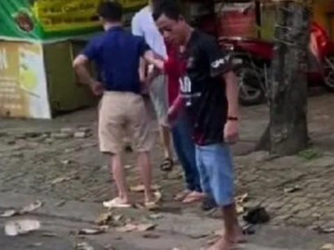 Bắt kẻ mâu thuẫn việc trả tiền taxi, ném đá đồng nghiệp trọng thương