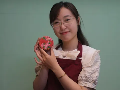 Mang hình ảnh áo dài, cây tre Việt Nam lên bánh Trung thu