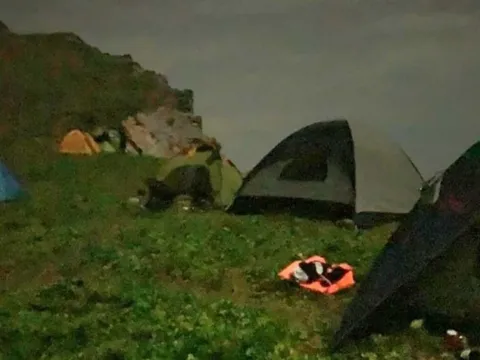 Quảng Ninh xử phạt 12 du khách cắm trại trái phép tại đảo biên giới